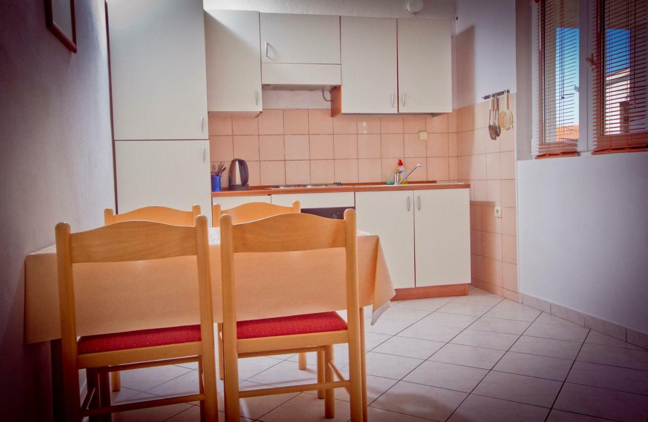 Apartment Mara Примоштен Экстерьер фото